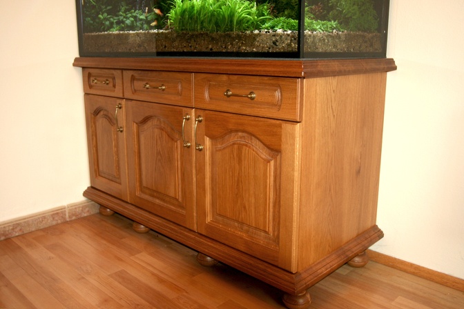 Komoda pod akvárium je vyrobená na zakázku z dubu v rustikálním stylu.